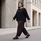 Fliessende Ballonhose in Dunkelbraun aus softem Slinky Stretch mit weitem Bein bequem