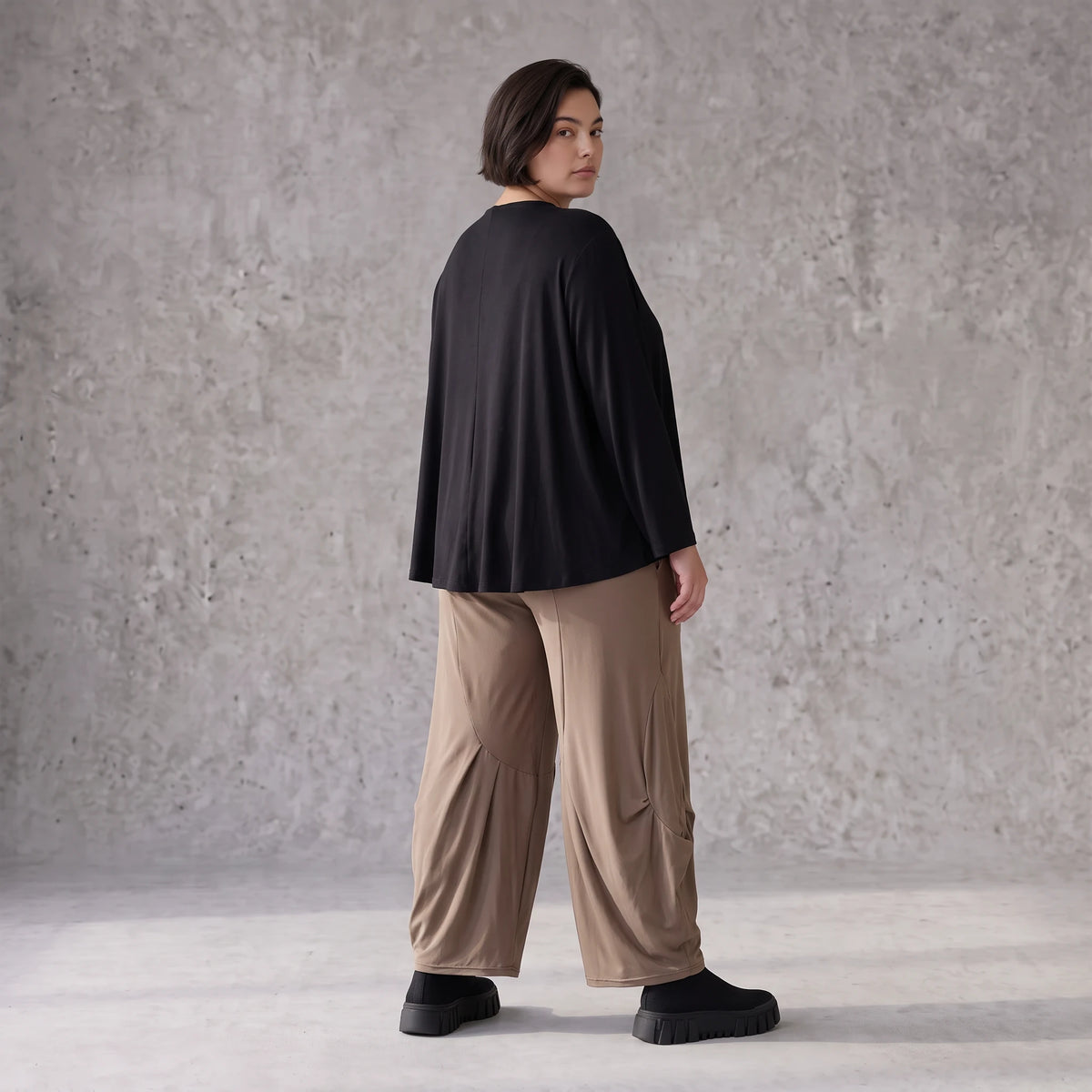 Ballonhose in Camel aus Slinkystoff mit Stretch in weiter Form für Alltag und Büro Look