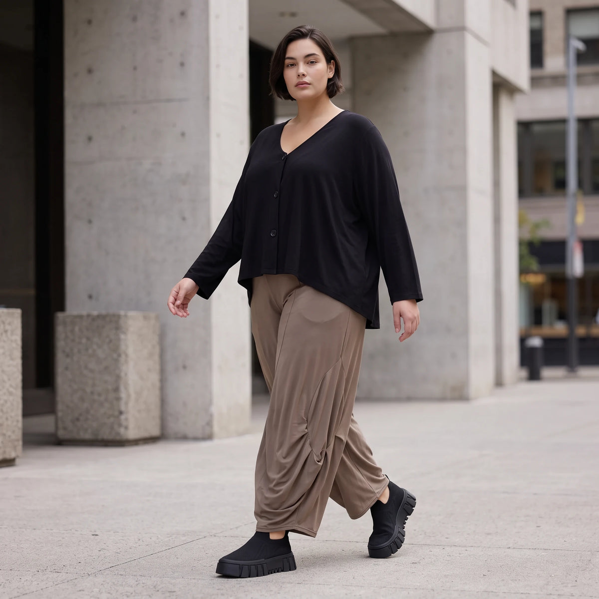 Ballonhose in Camel aus Slinkystoff mit Stretch in weiter Form für Alltag und Büro Look