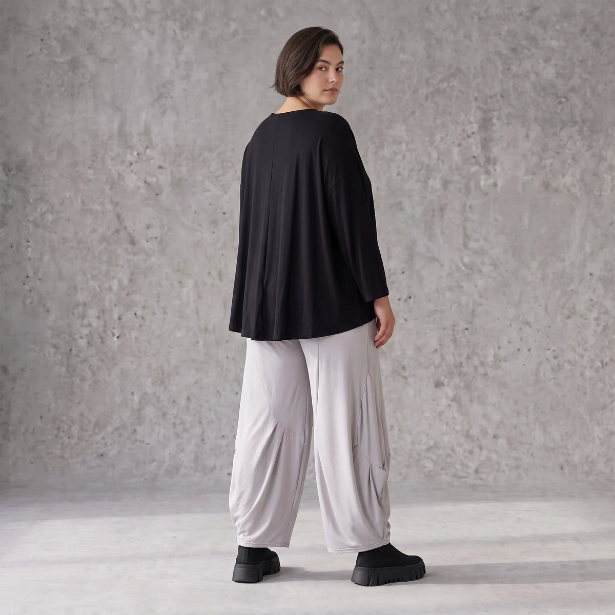 Silbergraue Ballonhose aus Slinkystoff mit weitem Bein Elastikbund und Flügeltaschen