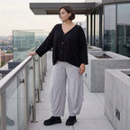 Silbergraue Ballonhose aus Slinkystoff mit weitem Bein Elastikbund und Flügeltaschen