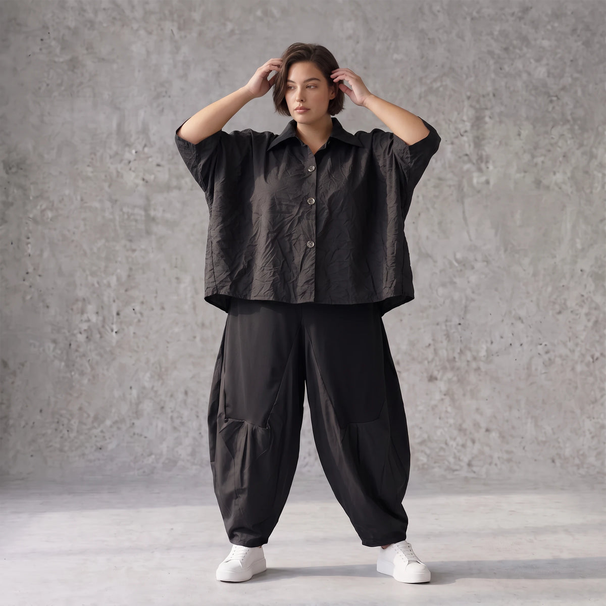 Leichte Sommerbluse im Crashlook aus Popeline mit Hemdkragen und gerundetem Schnitt