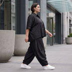 Leichte Sommerbluse im Crashlook aus Popeline mit Hemdkragen und gerundetem Schnitt