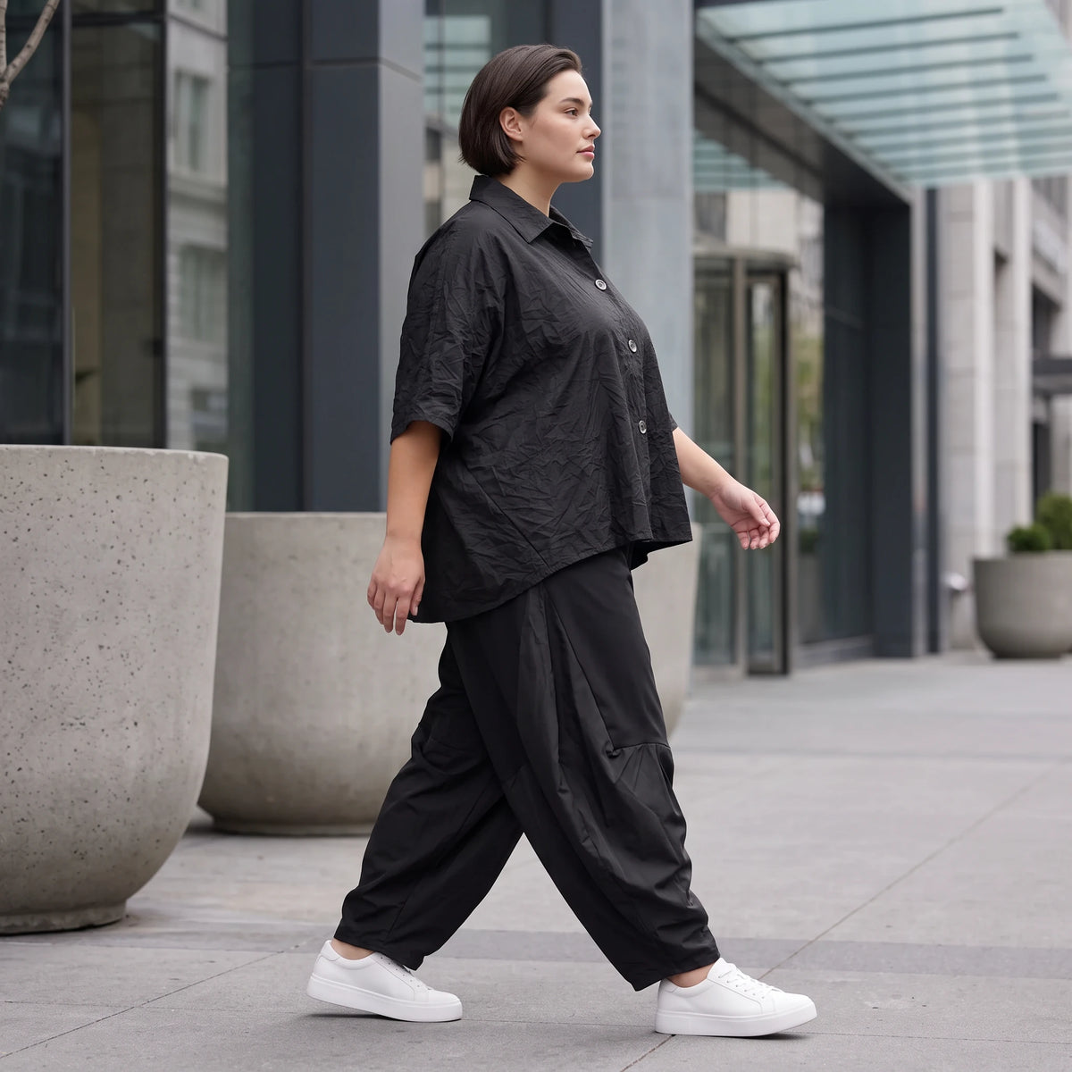 Leichte Sommerbluse im Crashlook aus Popeline mit Hemdkragen und gerundetem Schnitt