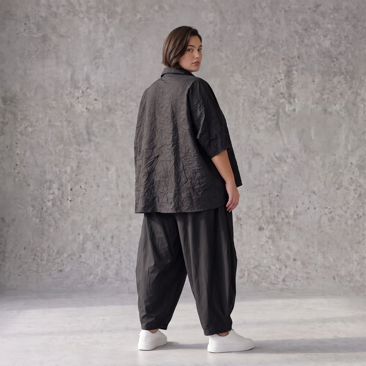 Leichte Sommerbluse im Crashlook aus Popeline mit Hemdkragen und gerundetem Schnitt