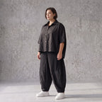 Leichte Sommerbluse im Crashlook aus Popeline mit Hemdkragen und gerundetem Schnitt