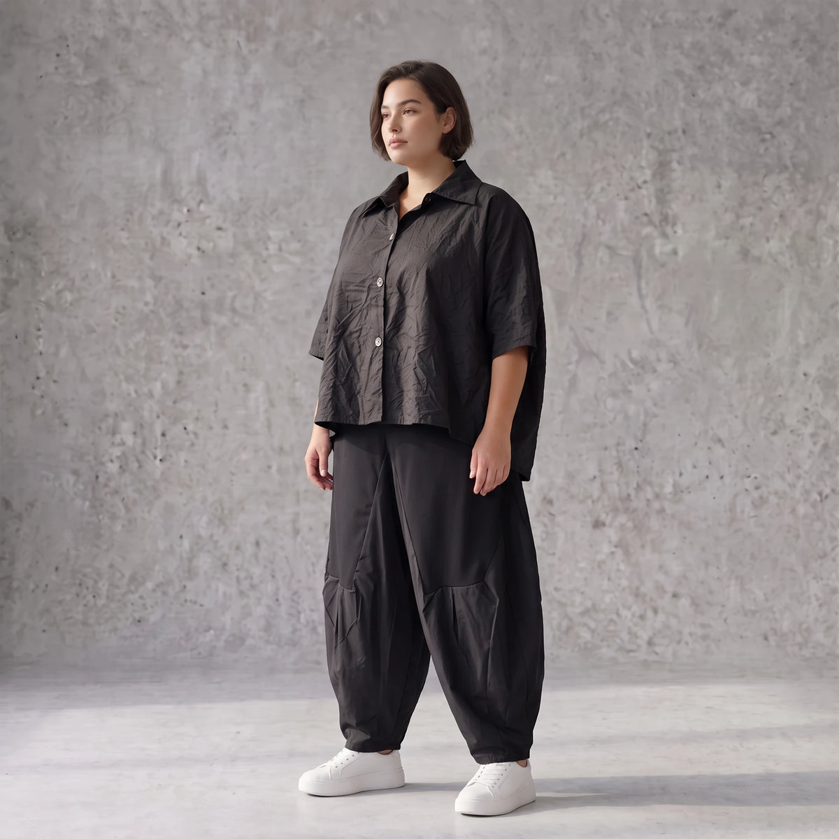 Leichte Sommerbluse im Crashlook aus Popeline mit Hemdkragen und gerundetem Schnitt