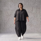 Leichte Sommerbluse im Crashlook aus Popeline mit Hemdkragen und gerundetem Schnitt