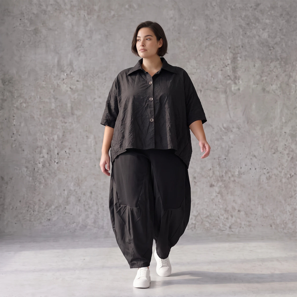 Leichte Sommerbluse im Crashlook aus Popeline mit Hemdkragen und gerundetem Schnitt