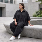 Leichte Sommerbluse im Crashlook aus Popeline mit Hemdkragen und gerundetem Schnitt