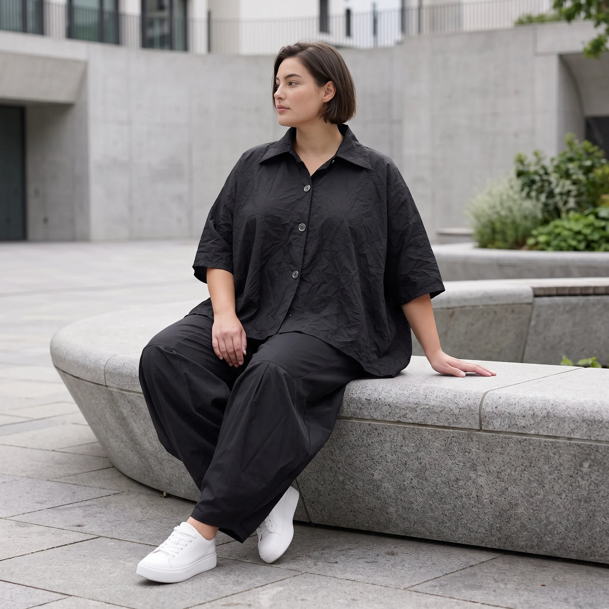 Leichte Sommerbluse im Crashlook aus Popeline mit Hemdkragen und gerundetem Schnitt