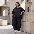 Leichte Sommerbluse im Crashlook aus Popeline mit Hemdkragen und gerundetem Schnitt