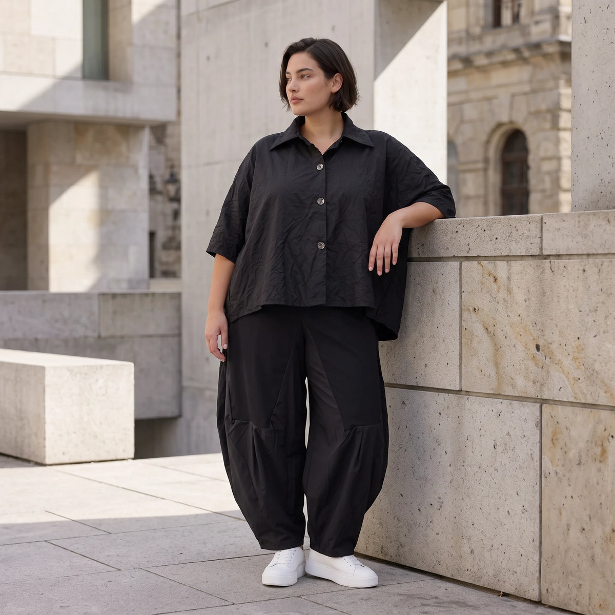 Leichte Sommerbluse im Crashlook aus Popeline mit Hemdkragen und gerundetem Schnitt