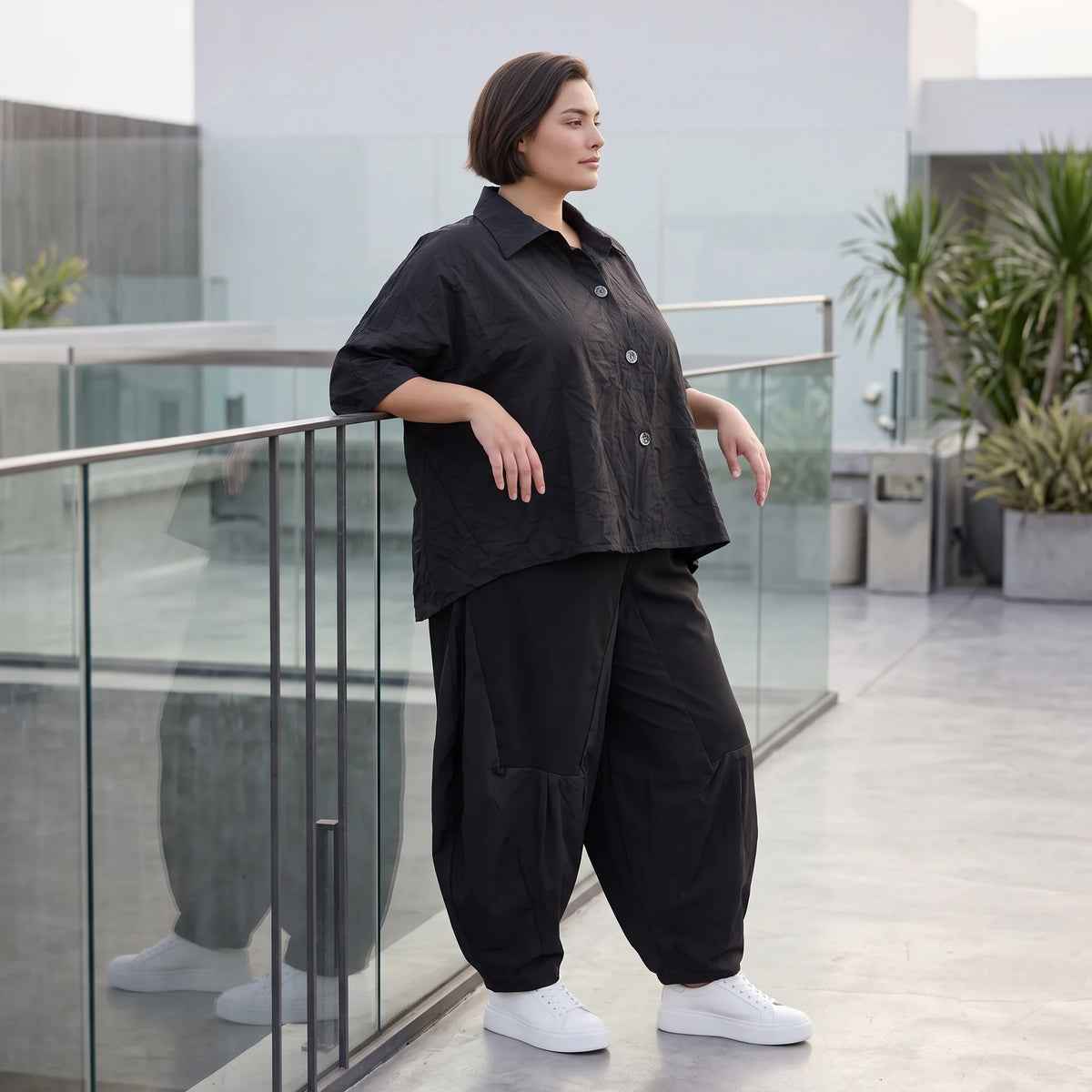 Leichte Sommerbluse im Crashlook aus Popeline mit Hemdkragen und gerundetem Schnitt