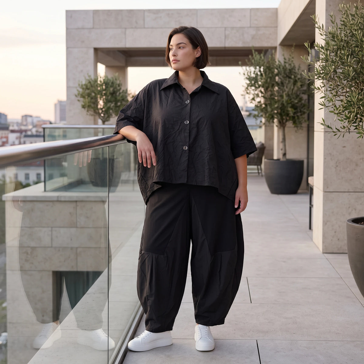 Leichte Sommerbluse im Crashlook aus Popeline mit Hemdkragen und gerundetem Schnitt