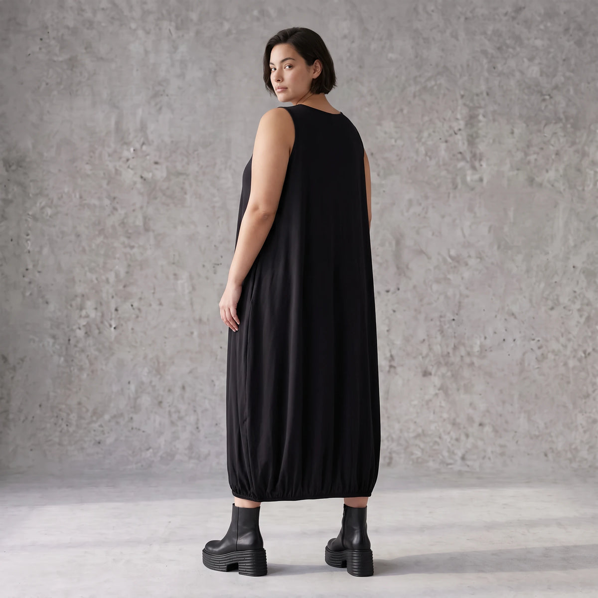 Ärmelloses Ballonkleid aus weichem Jersey mit V-Ausschnitt und elastischem Gummisaum