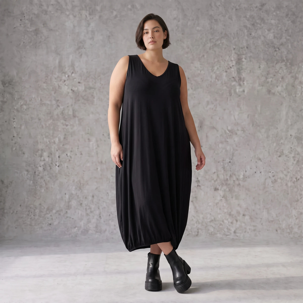 Ärmelloses Ballonkleid aus weichem Jersey mit V-Ausschnitt und elastischem Gummisaum