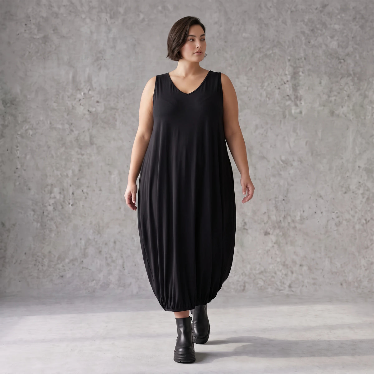 Ärmelloses Ballonkleid aus weichem Jersey mit V-Ausschnitt und elastischem Gummisaum