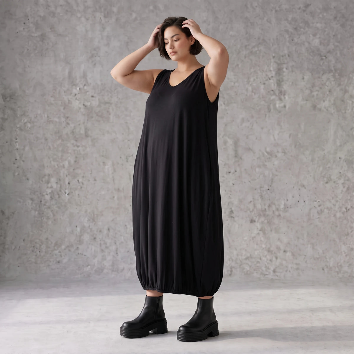 Ärmelloses Ballonkleid aus weichem Jersey mit V-Ausschnitt und elastischem Gummisaum