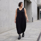 Ärmelloses Ballonkleid aus weichem Jersey mit V-Ausschnitt und elastischem Gummisaum