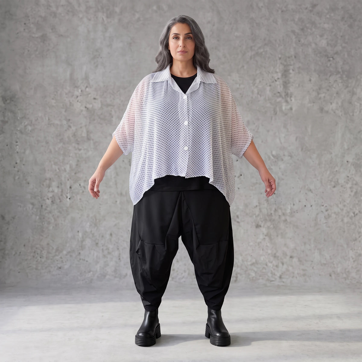 Chiffonbluse in Schwarz/Weiß mit Hemdkragen und gerundetem Saum luftig elegant sommerlich