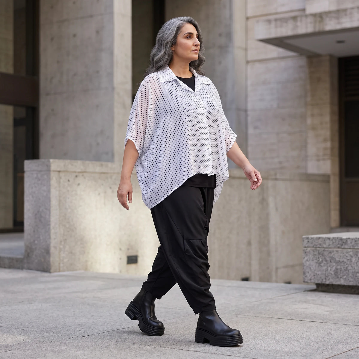 Chiffonbluse in Schwarz/Weiß mit Hemdkragen und gerundetem Saum luftig elegant sommerlich