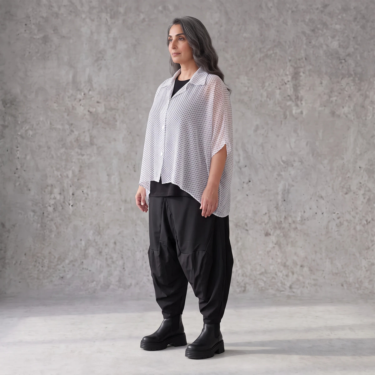 Chiffonbluse in Schwarz/Weiß mit Hemdkragen und gerundetem Saum luftig elegant sommerlich