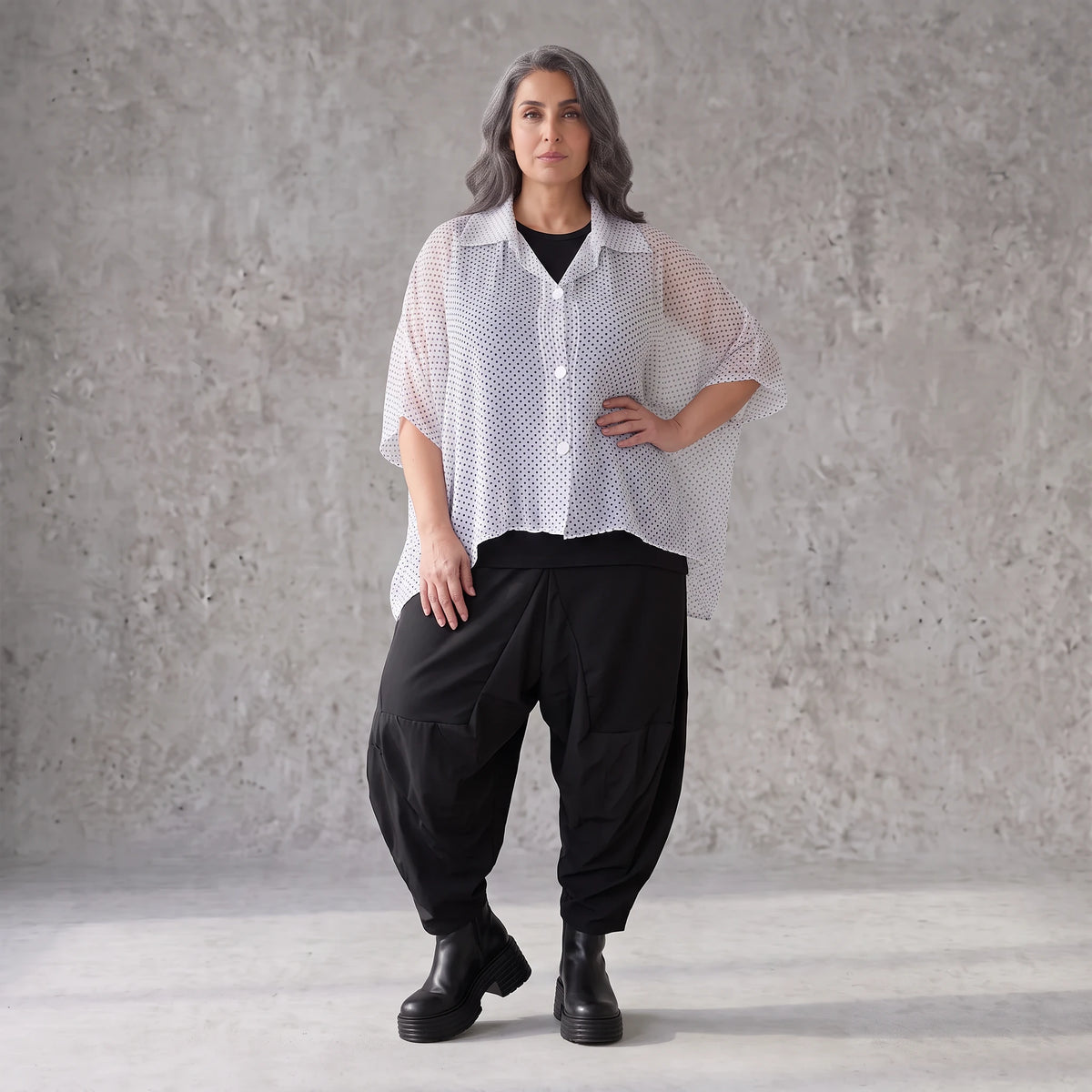 Chiffonbluse in Schwarz/Weiß mit Hemdkragen und gerundetem Saum luftig elegant sommerlich