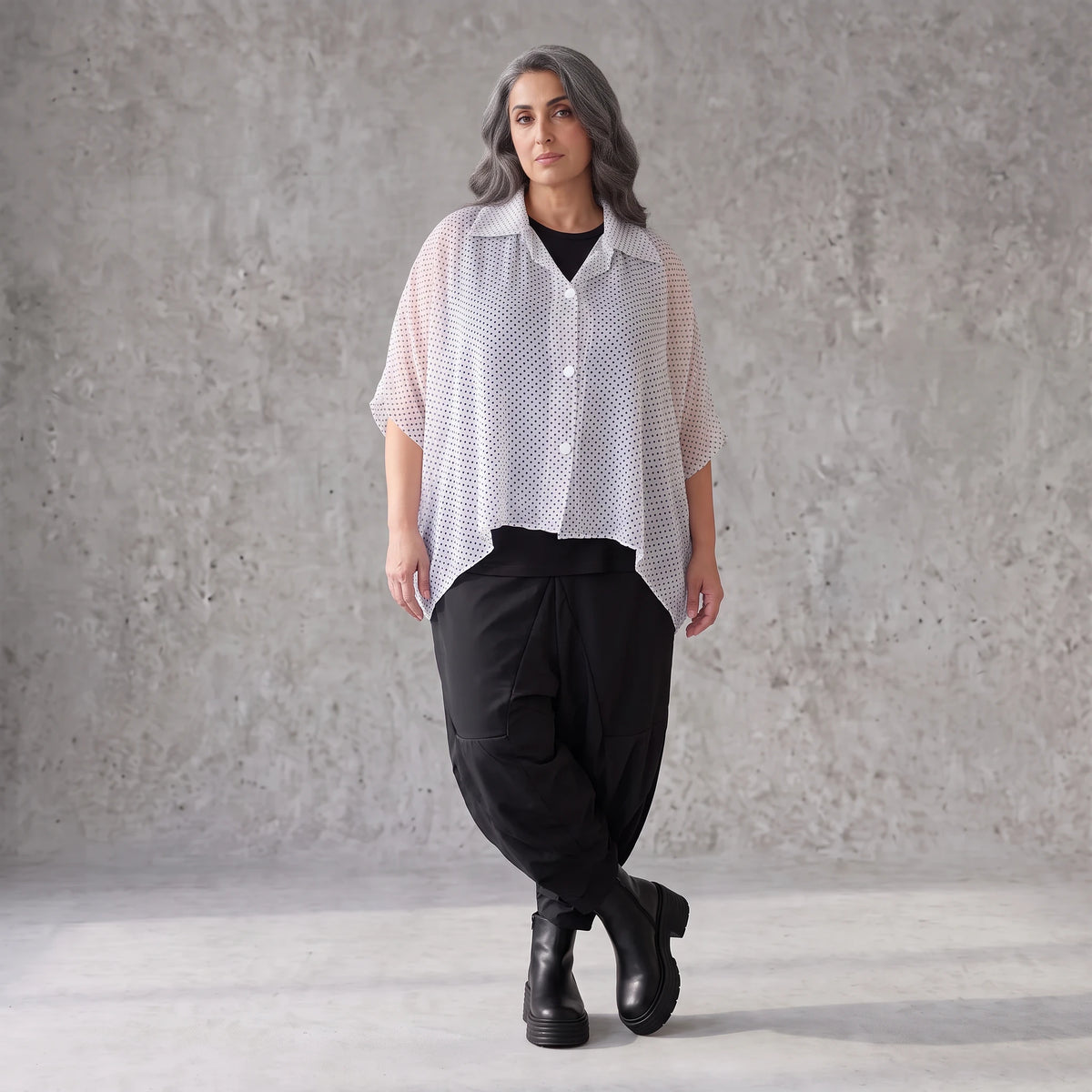 Chiffonbluse in Schwarz/Weiß mit Hemdkragen und gerundetem Saum luftig elegant sommerlich