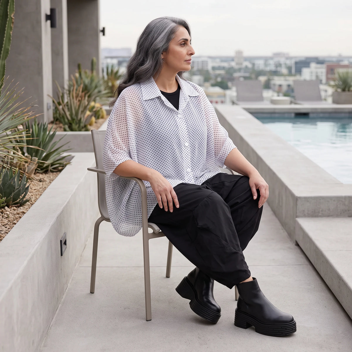 Chiffonbluse in Schwarz/Weiß mit Hemdkragen und gerundetem Saum luftig elegant sommerlich
