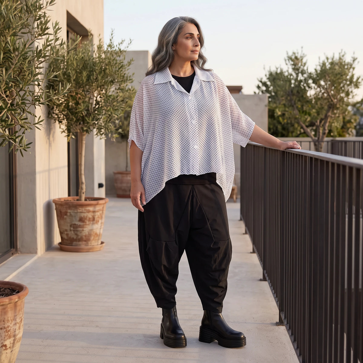 Chiffonbluse in Schwarz/Weiß mit Hemdkragen und gerundetem Saum luftig elegant sommerlich