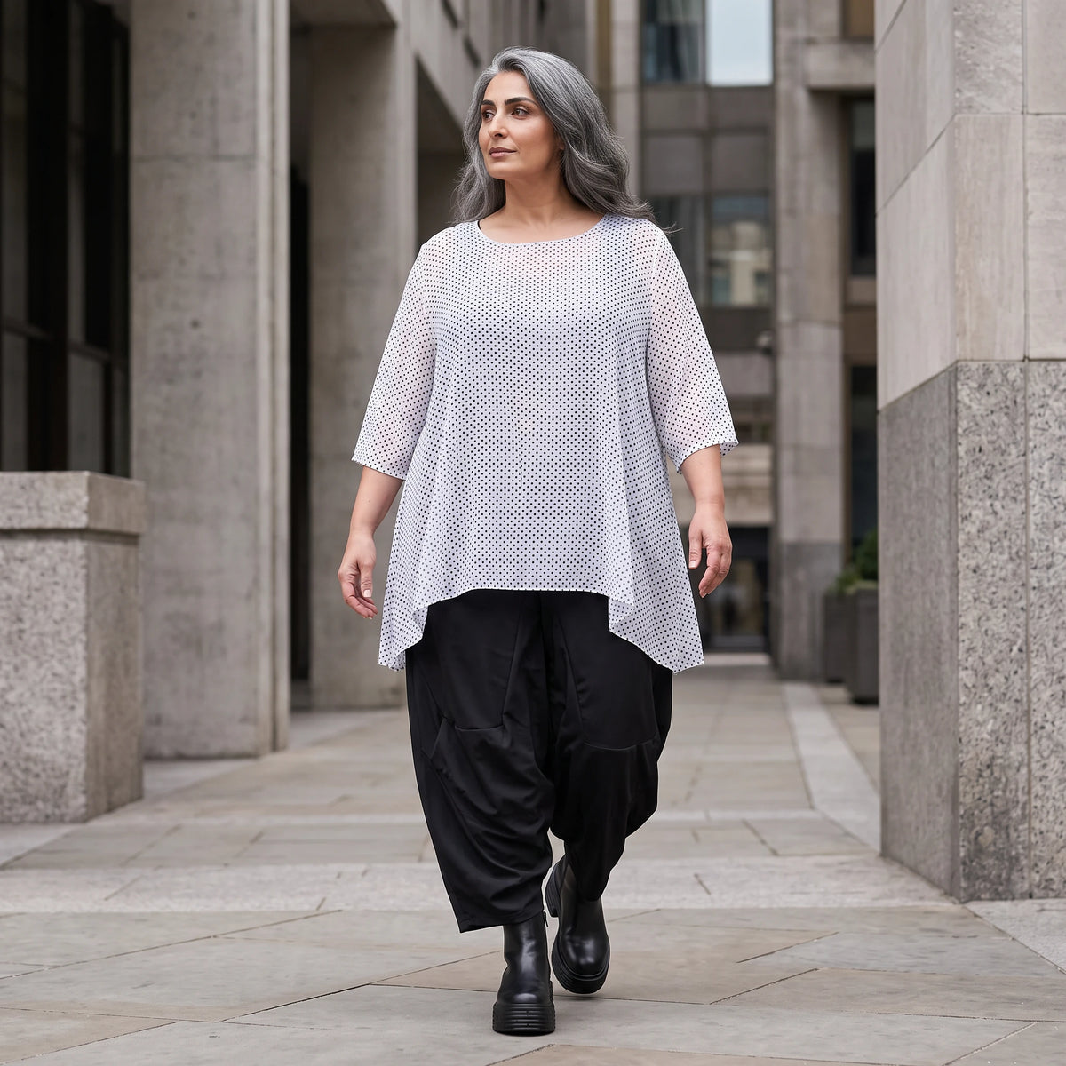 Leichtes Chiffonshirt in Weiss mit Rundhalsausschnitt 3/4-Arm und transparenter A-Linie