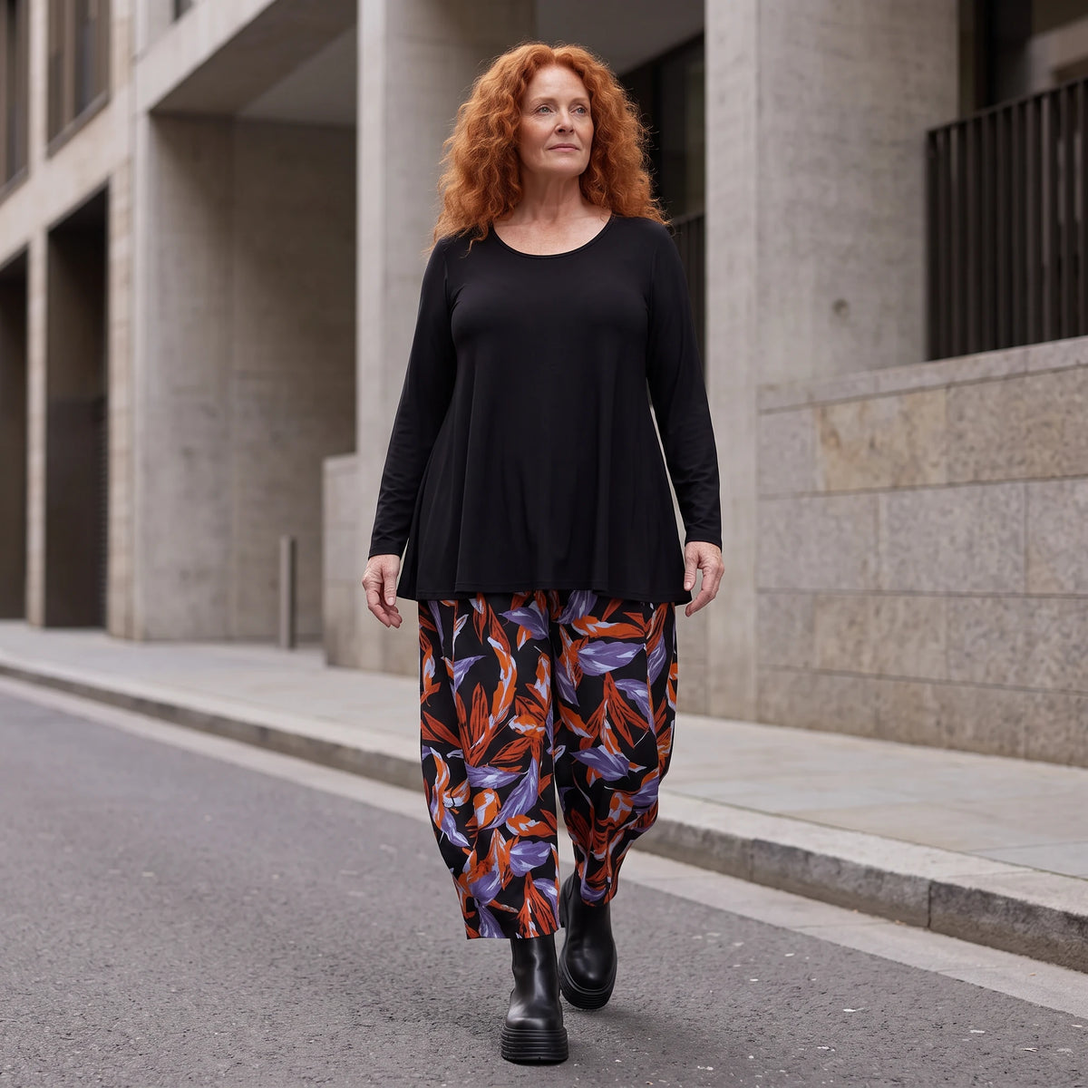Schwarze Ballonhose aus Romanitjersey mit weitem Bein und Elasthan für lässigen Komfort