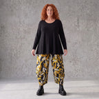 Ballonhose aus dehnbarem Romanit Jersey in Schwarz/Gelb mit weitem Hosenbein lässig