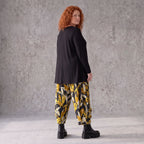 Ballonhose aus dehnbarem Romanit Jersey in Schwarz/Gelb mit weitem Hosenbein lässig