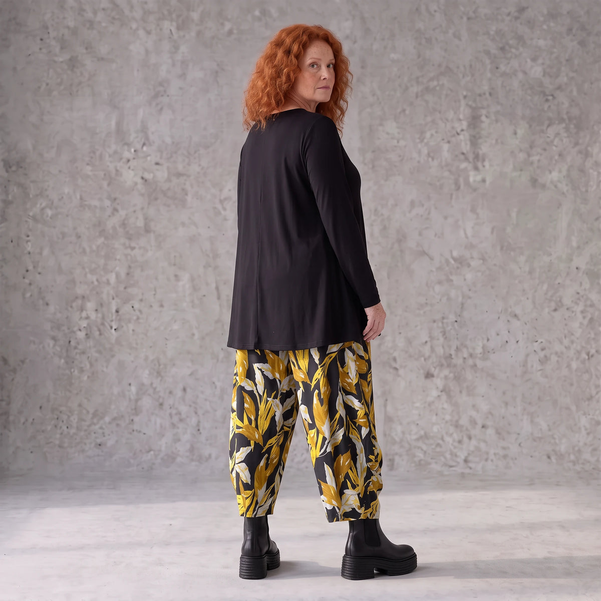 Ballonhose aus dehnbarem Romanit Jersey in Schwarz/Gelb mit weitem Hosenbein lässig
