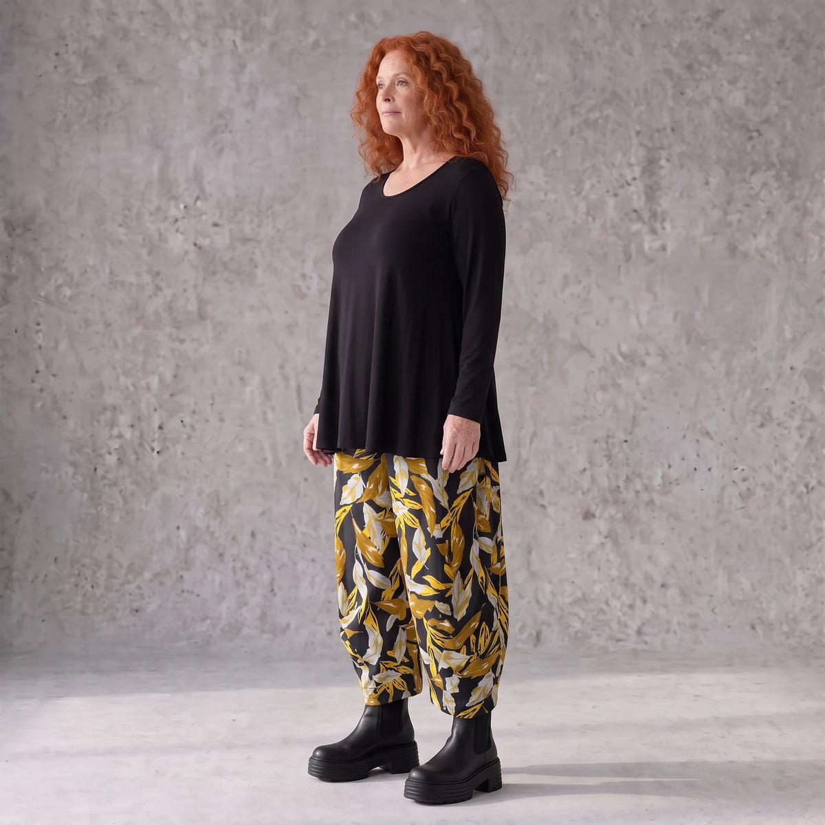 Ballonhose aus dehnbarem Romanit Jersey in Schwarz/Gelb mit weitem Hosenbein lässig