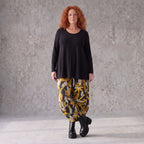 Ballonhose aus dehnbarem Romanit Jersey in Schwarz/Gelb mit weitem Hosenbein lässig