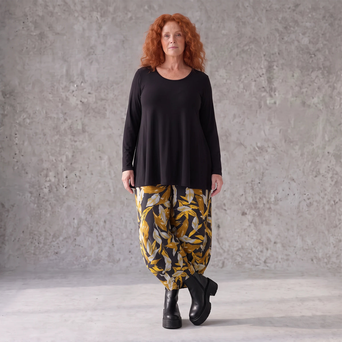 Ballonhose aus dehnbarem Romanit Jersey in Schwarz/Gelb mit weitem Hosenbein lässig