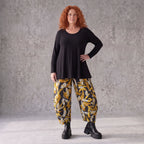 Ballonhose aus dehnbarem Romanit Jersey in Schwarz/Gelb mit weitem Hosenbein lässig