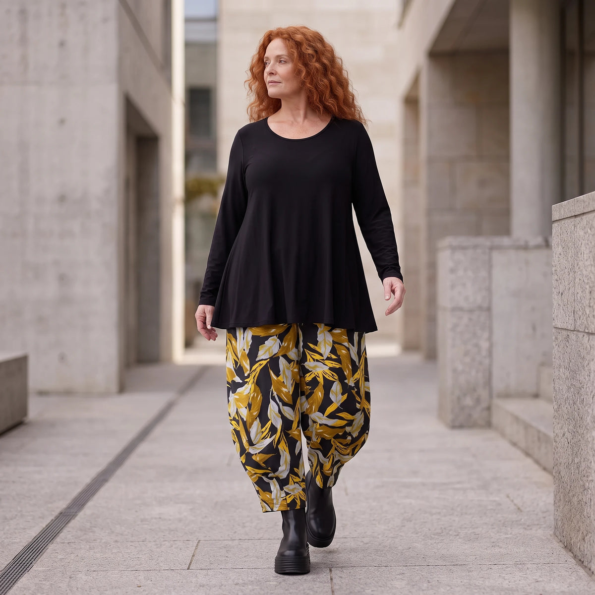 Ballonhose aus dehnbarem Romanit Jersey in Schwarz/Gelb mit weitem Hosenbein lässig