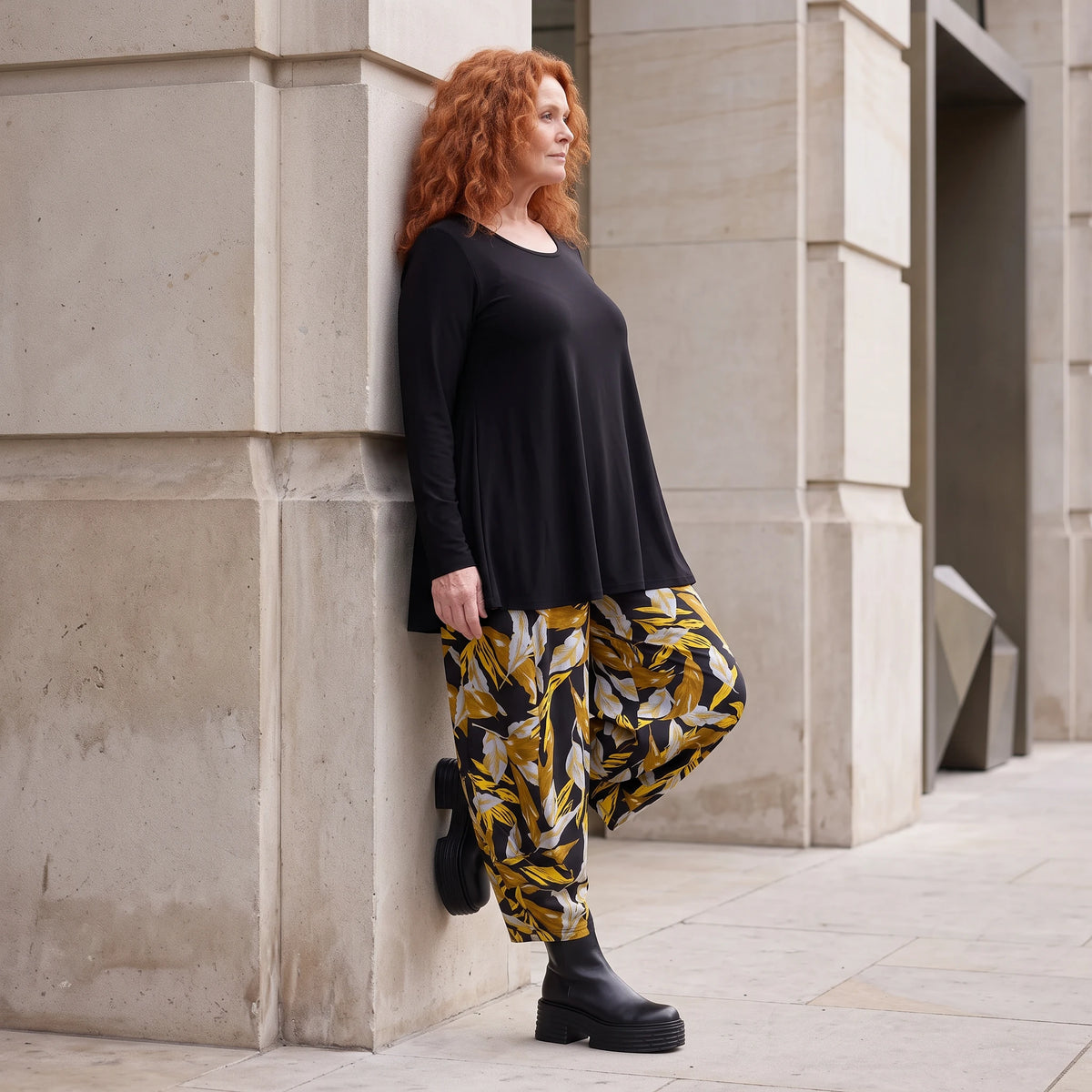 Ballonhose aus dehnbarem Romanit Jersey in Schwarz/Gelb mit weitem Hosenbein lässig