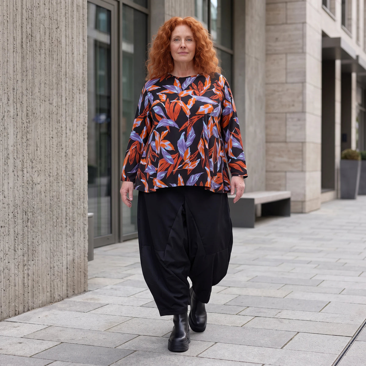 Langarmshirt aus Romanit Jersey in Schwarz/Orange mit Glockenschnitt pflegeleicht weich