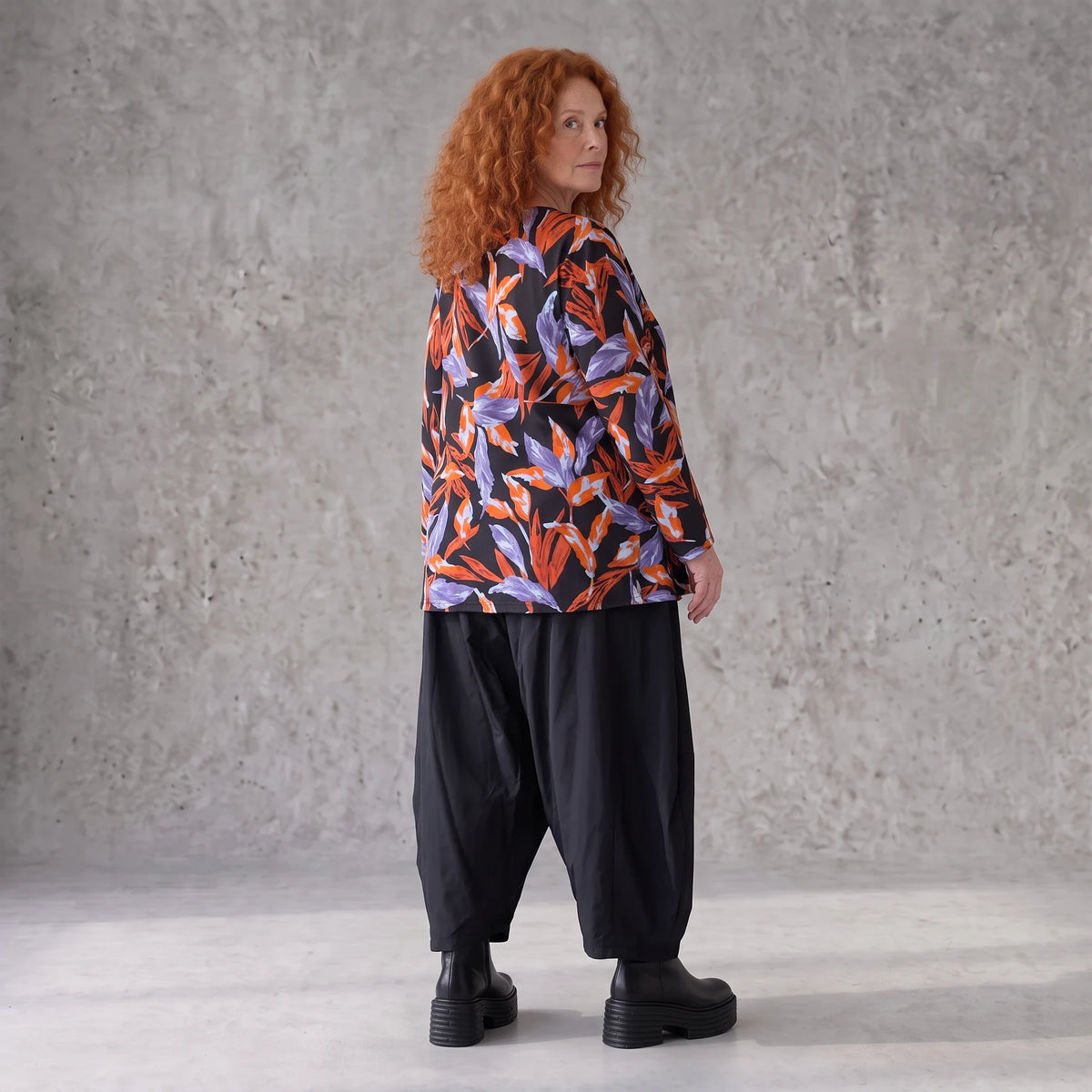 Langarmshirt aus Romanit Jersey in Schwarz/Orange mit Glockenschnitt pflegeleicht weich