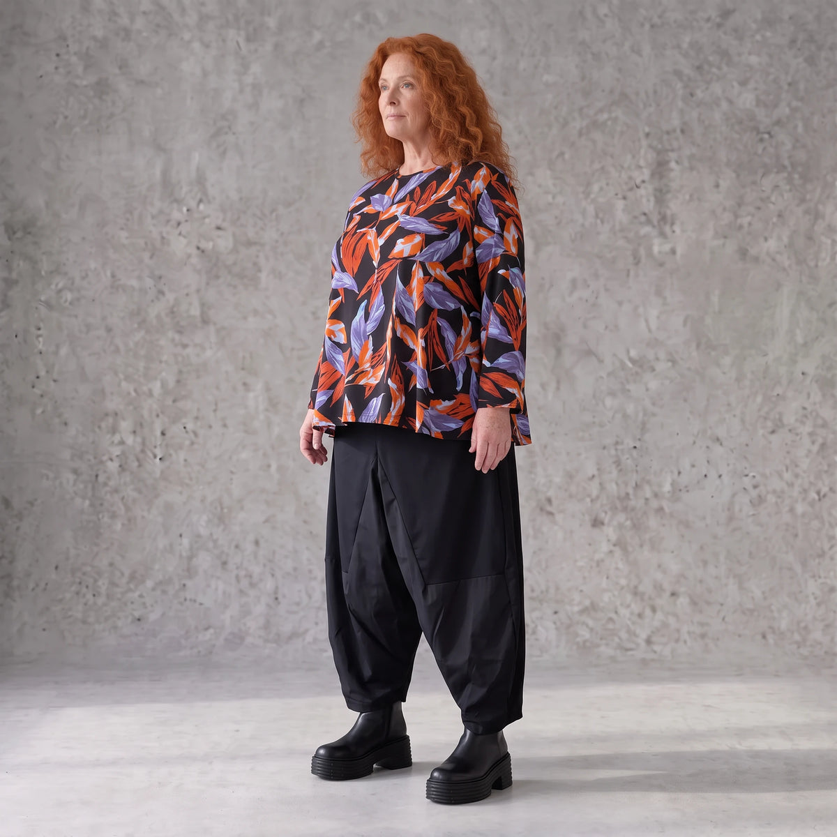 Langarmshirt aus Romanit Jersey in Schwarz/Orange mit Glockenschnitt pflegeleicht weich