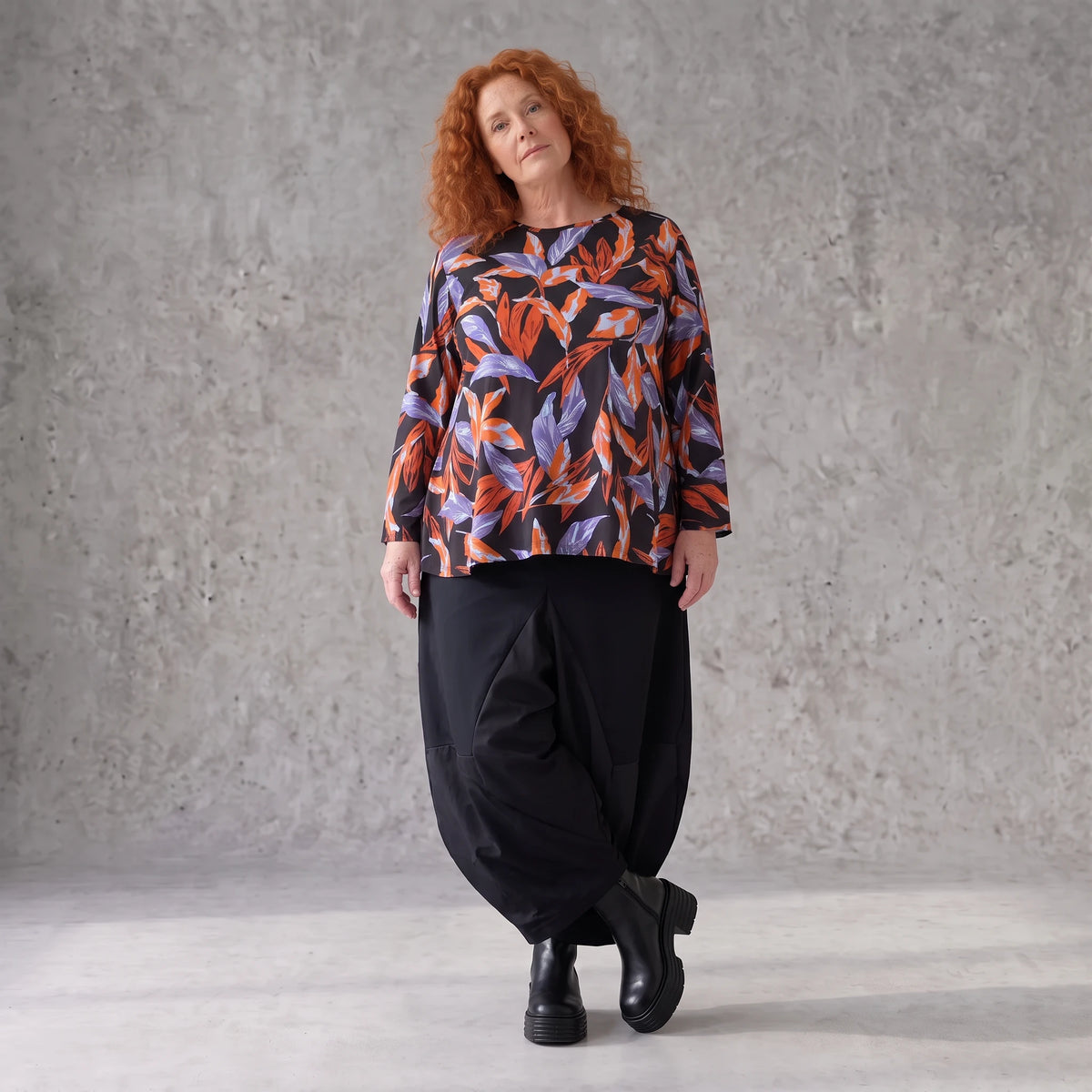 Langarmshirt aus Romanit Jersey in Schwarz/Orange mit Glockenschnitt pflegeleicht weich