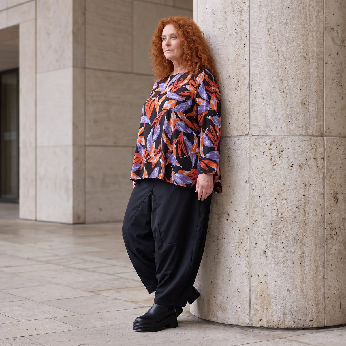 Langarmshirt aus Romanit Jersey in Schwarz/Orange mit Glockenschnitt pflegeleicht weich