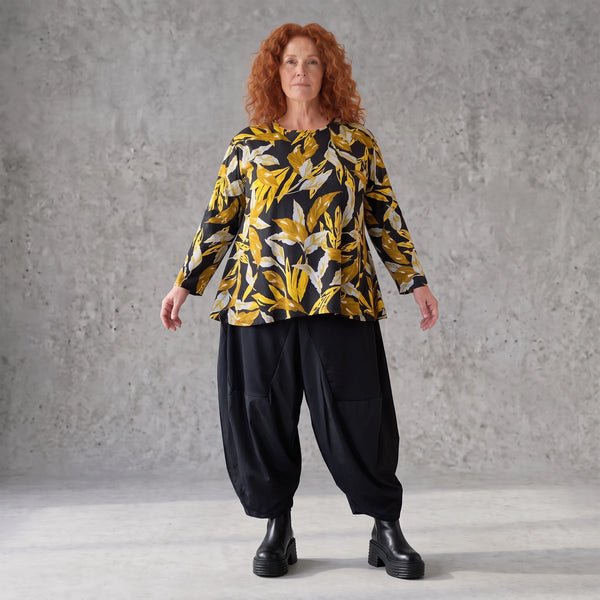 Langarmshirt in Schwarz/Gelb aus Romanit Jersey mit Rundhalsausschnitt in Glockenform