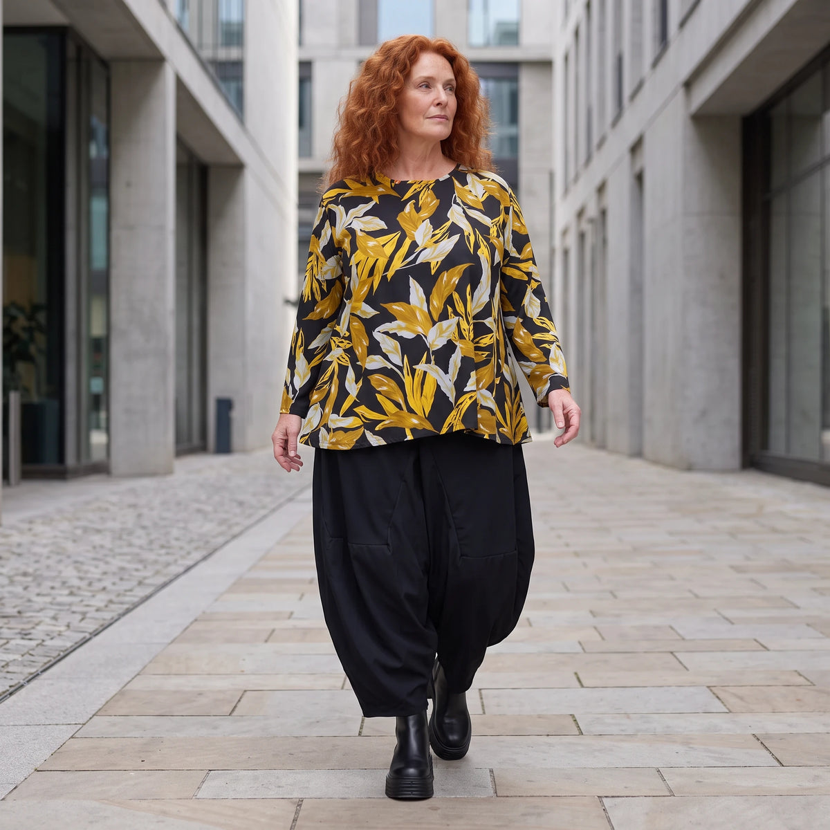 Langarmshirt in Schwarz/Gelb aus Romanit Jersey mit Rundhalsausschnitt in Glockenform
