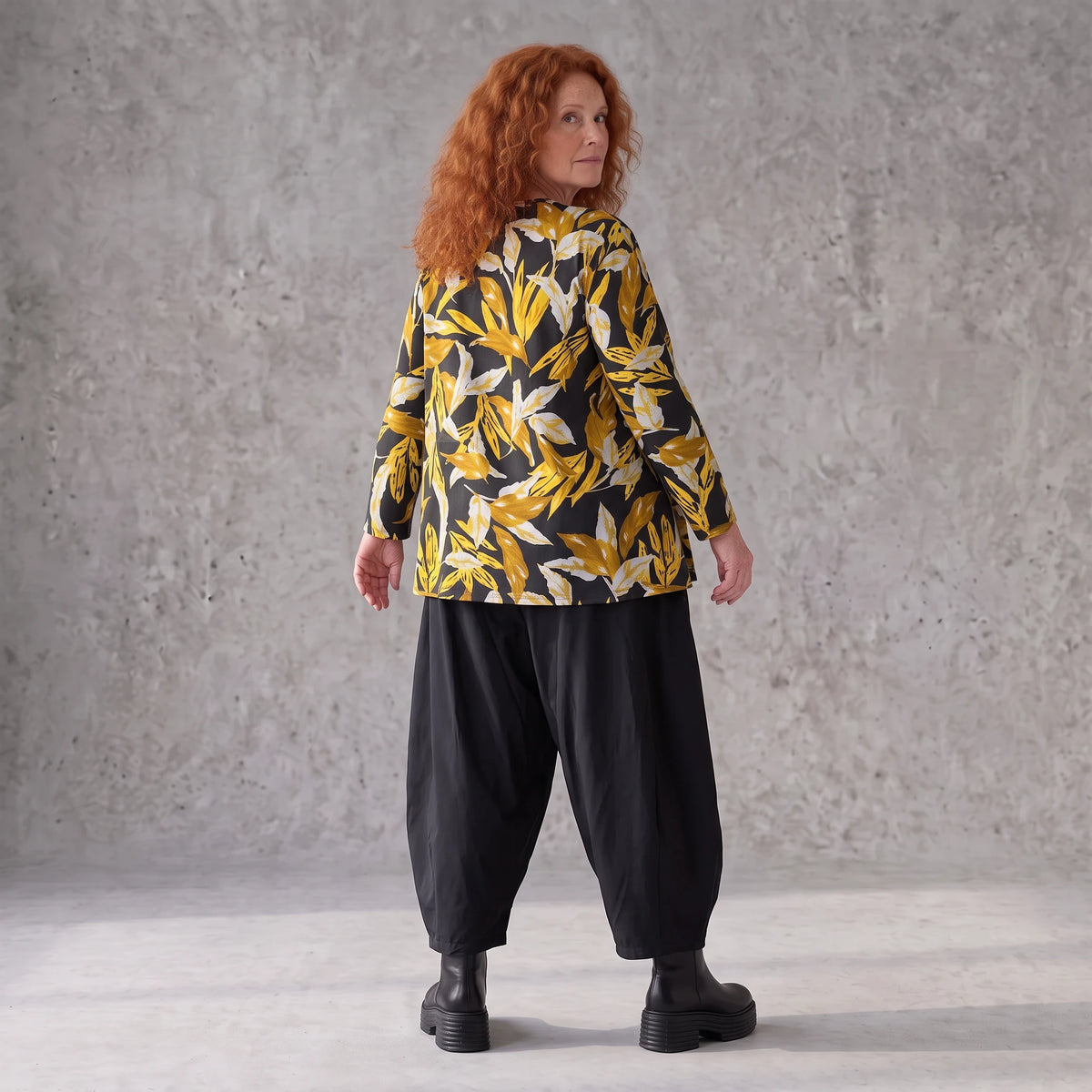 Langarmshirt in Schwarz/Gelb aus Romanit Jersey mit Rundhalsausschnitt in Glockenform